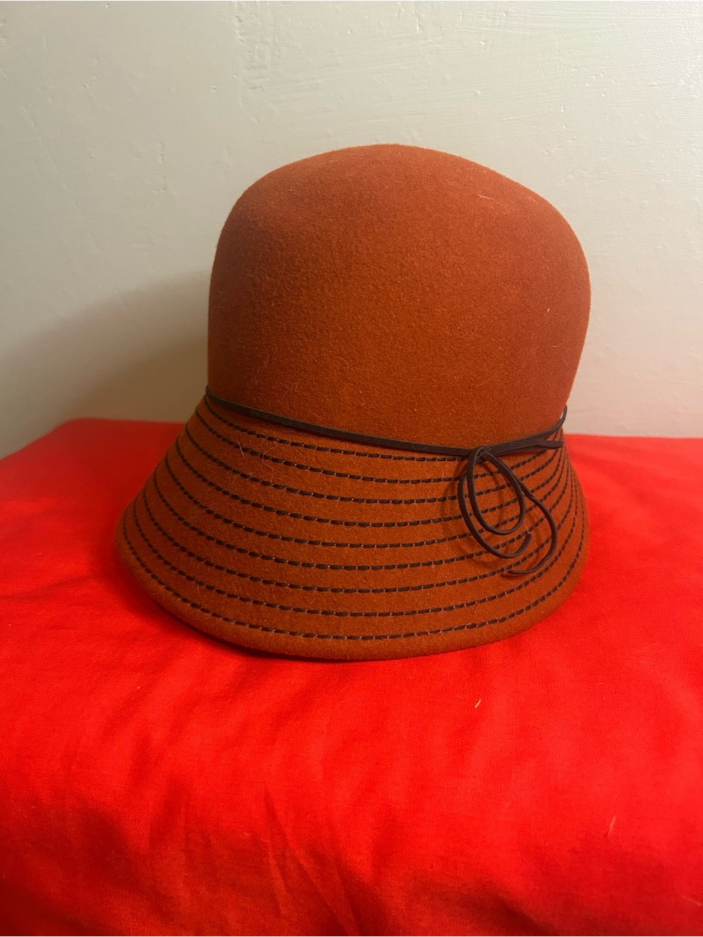 Vintage Women's Rust Brown Felt Cloche Hat with Contrast Stitch Trim